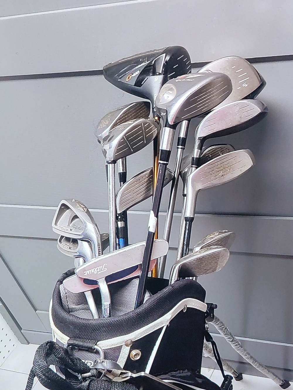 Unbranded Black and Silver Golf Club Set with Carry Bag